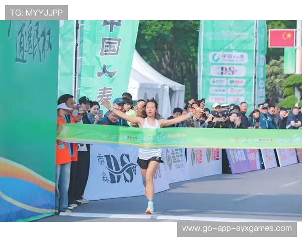 马拉松选手突破极限，赛后直接累瘫地上