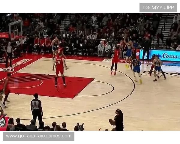 克拉克森借挡拆拔起三分，爵士替补席纷纷起立