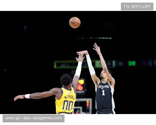 文班亚马后撤步三分入网，马刺进攻群起航