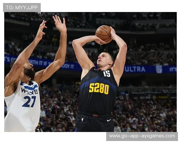 约基奇篮下脚步灵活转身得手，掘金反超比分