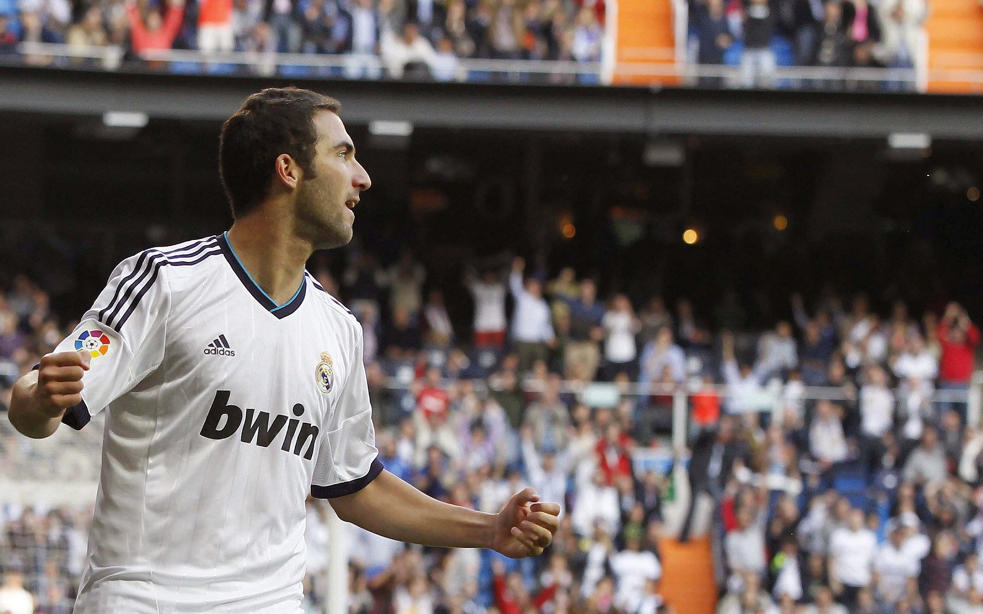 马拉松赛场上选手突然停下搀扶抽筋对手，陪他走完最后100米，马拉松比赛现场运动员突然倒地
